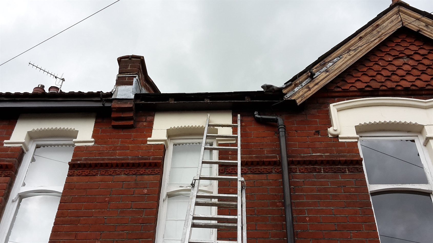 New fascia to go on and then new bottom corner to fascia needed. Split in fascia also filled.
