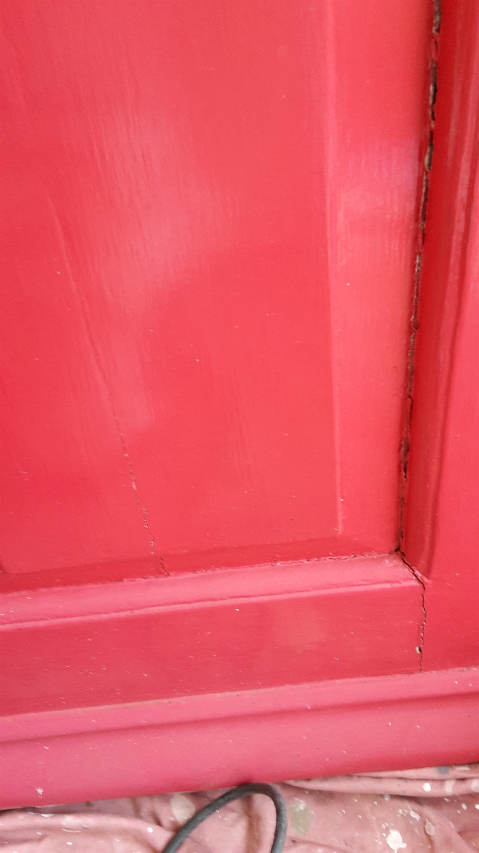 Split between panel and frame. Joint split to bottom bar.